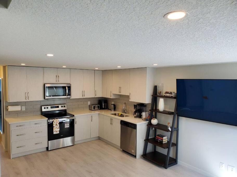 شقة Cozy Rockland Park Unit+Parking YYC المظهر الخارجي الصورة