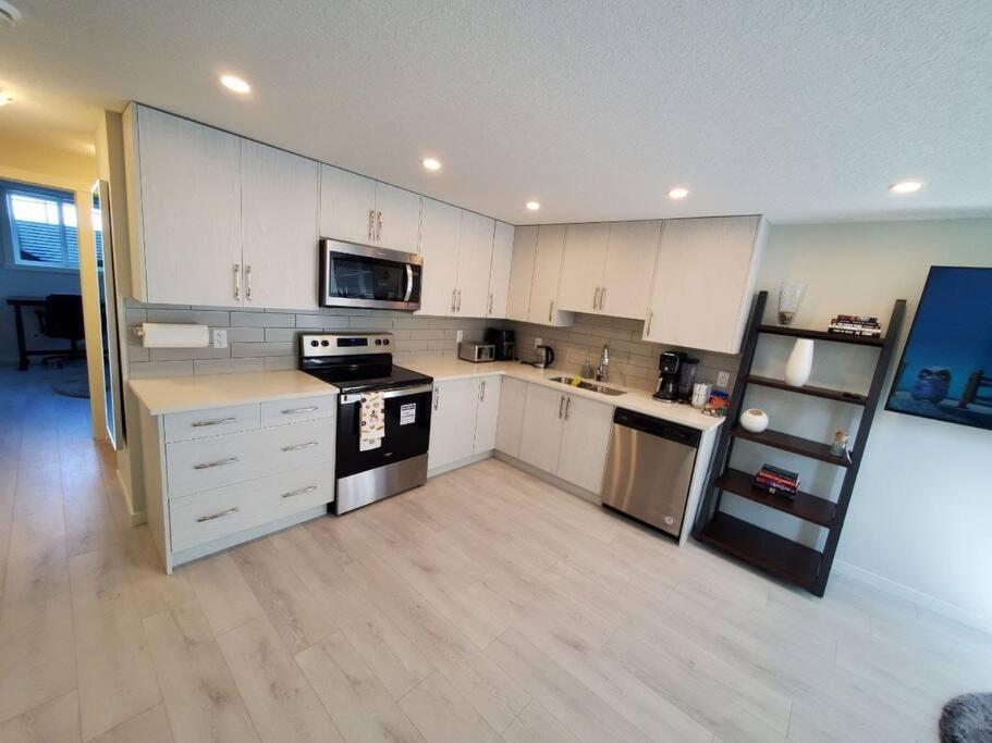 شقة Cozy Rockland Park Unit+Parking YYC المظهر الخارجي الصورة