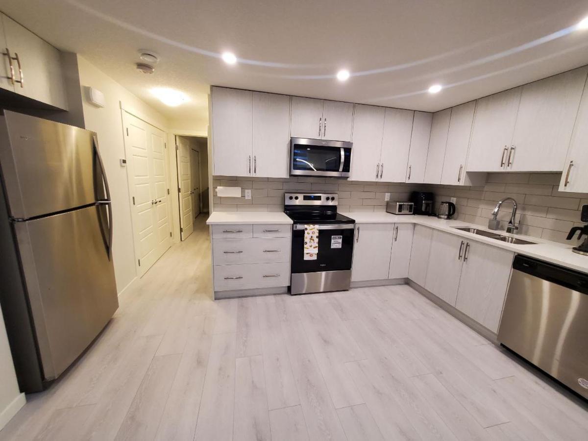 شقة Cozy Rockland Park Unit+Parking YYC المظهر الخارجي الصورة
